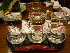 Petite dégustation de Sakés Japonais entre amis à Tokyo Petite dégustation de Sakés Japonais entre amis à Tokyo